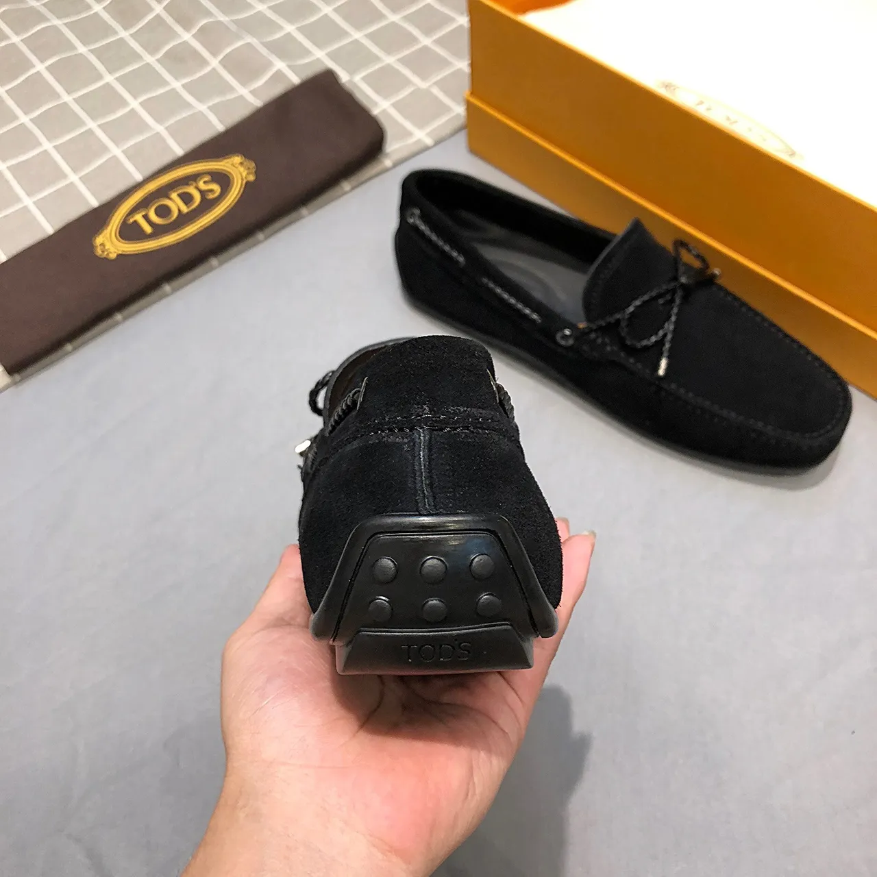 Tod's Gommino Mocassim de camurça preto prata com correia de couro amarrada 6