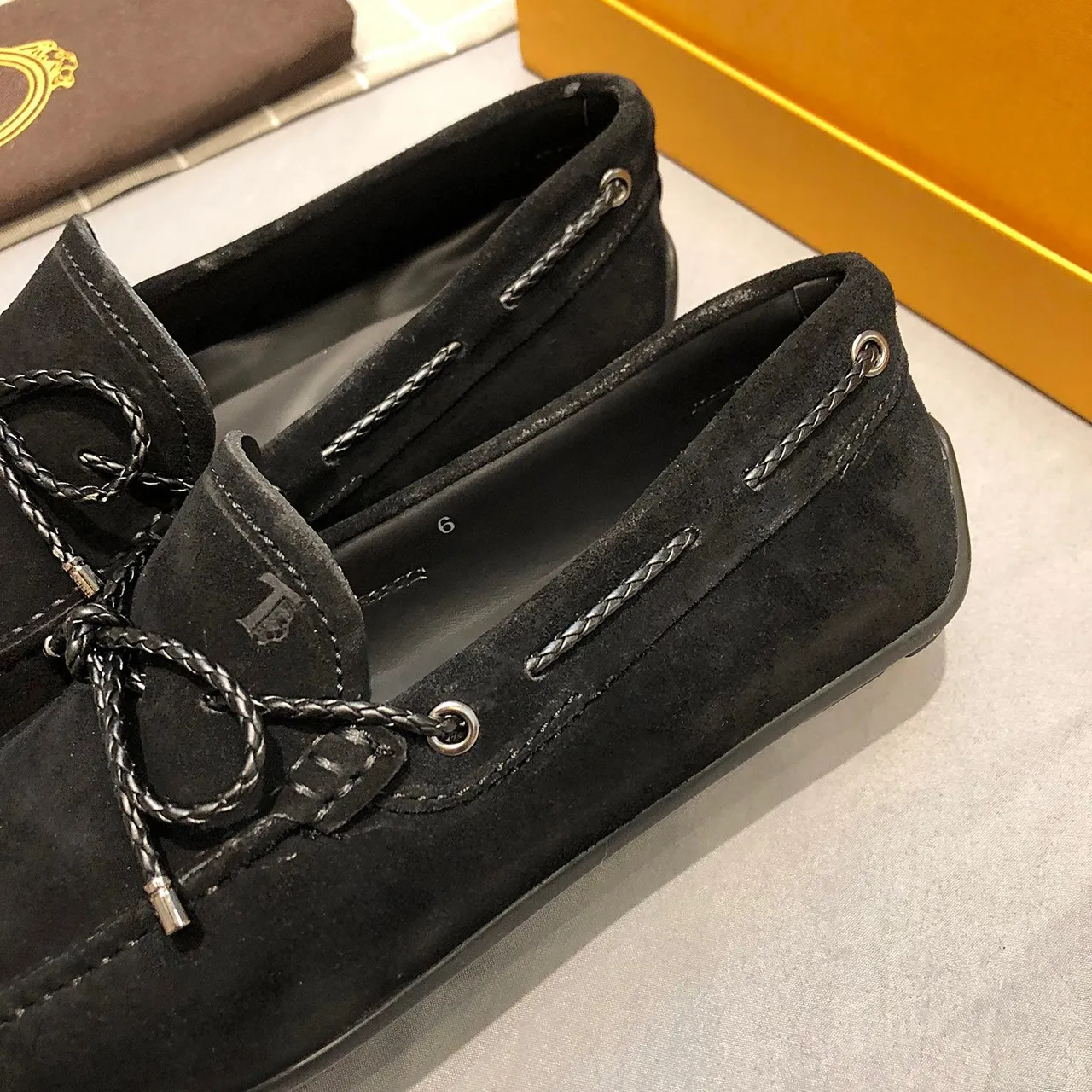 Tod's Gommino Mocassim de camurça preto prata com correia de couro amarrada 7