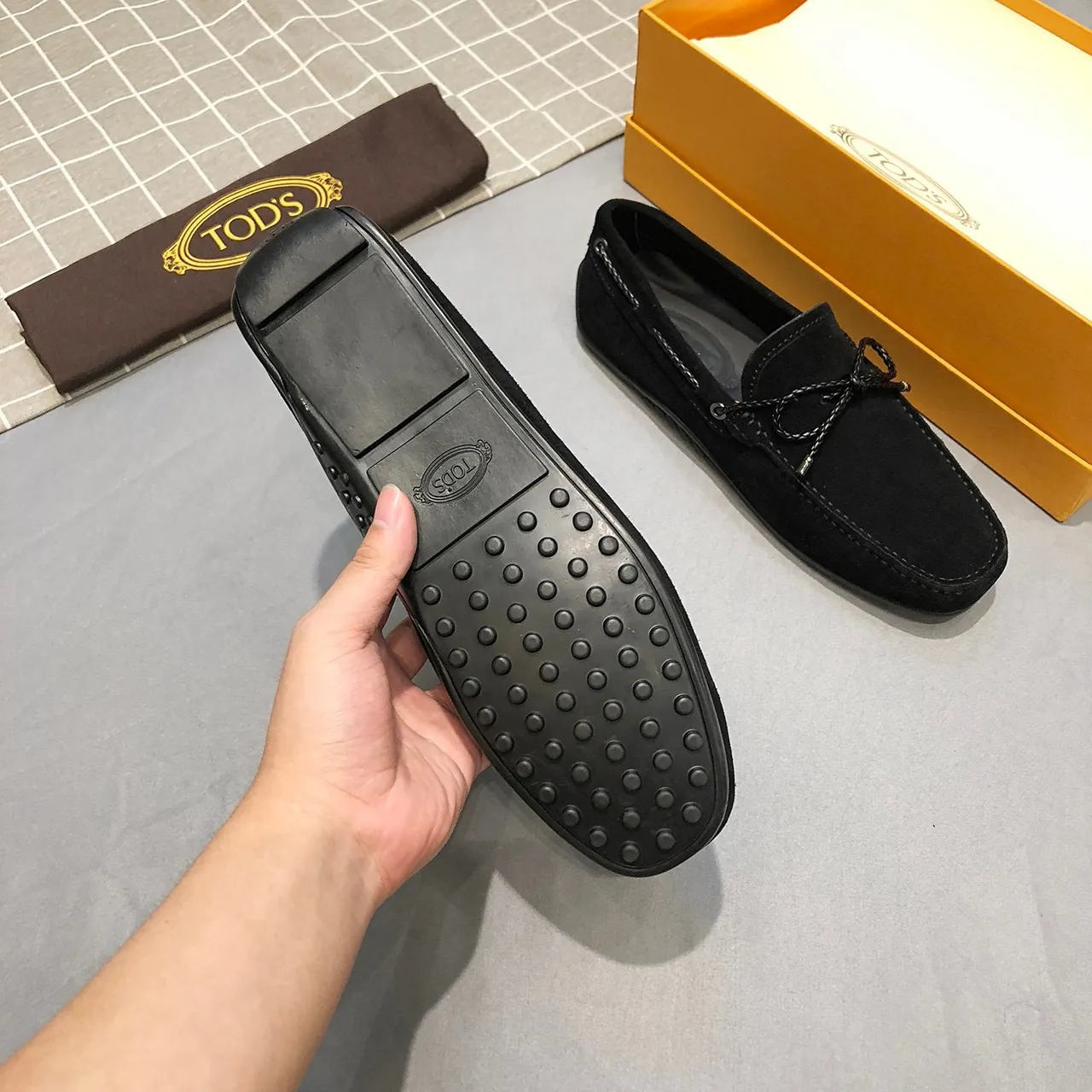 Tod's Gommino Mocassim de camurça preto prata com correia de couro amarrada 8