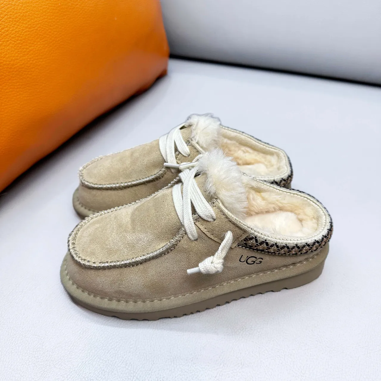 UGG Marrón Beige Zapatos Casuales Estilo Moccasin Forrados con Shearling 8