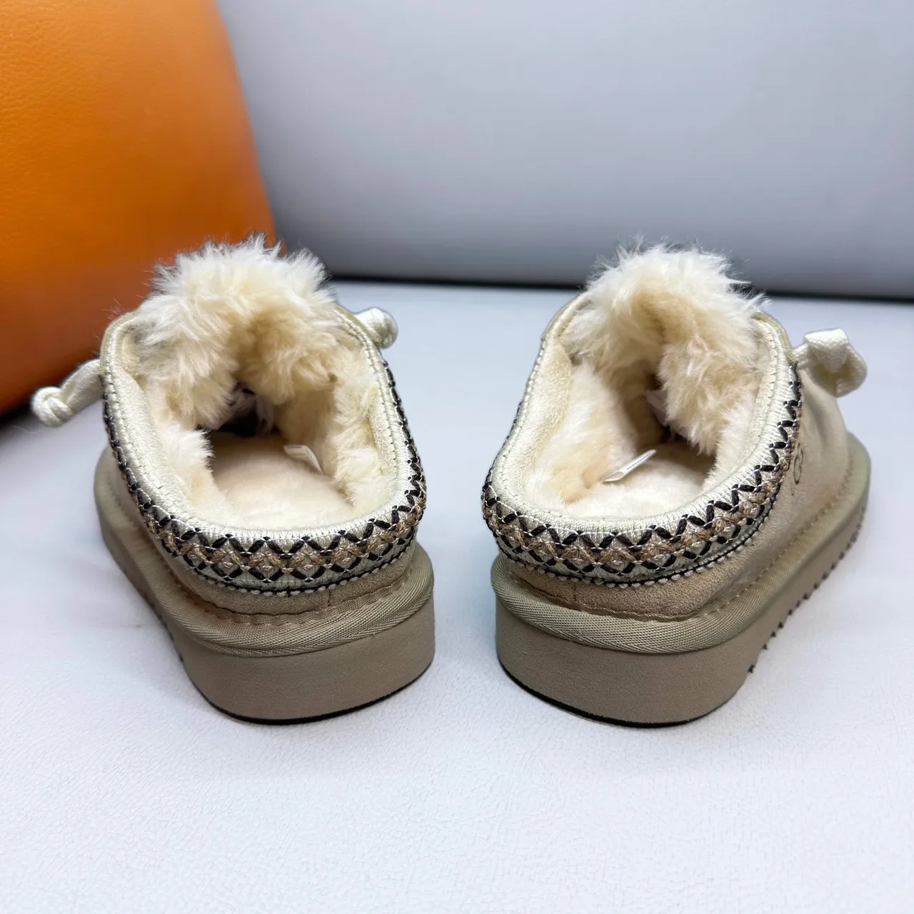 UGG Marrón Beige Zapatos Casuales Estilo Moccasin Forrados con Shearling 10