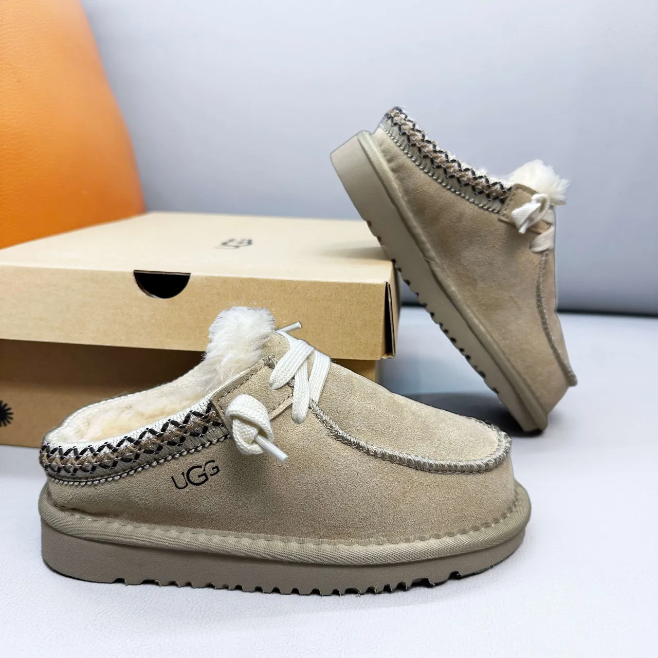 UGG Marrón Beige Zapatos Casuales Estilo Moccasin Forrados con Shearling 13
