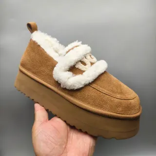 UGG لوبفر بني أبيض مع حواف جلد الضأن على منصة