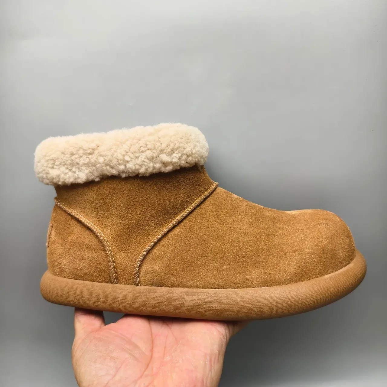 Bottes de neige UGG Classic Mini Tan daim avec manchette shearling 2
