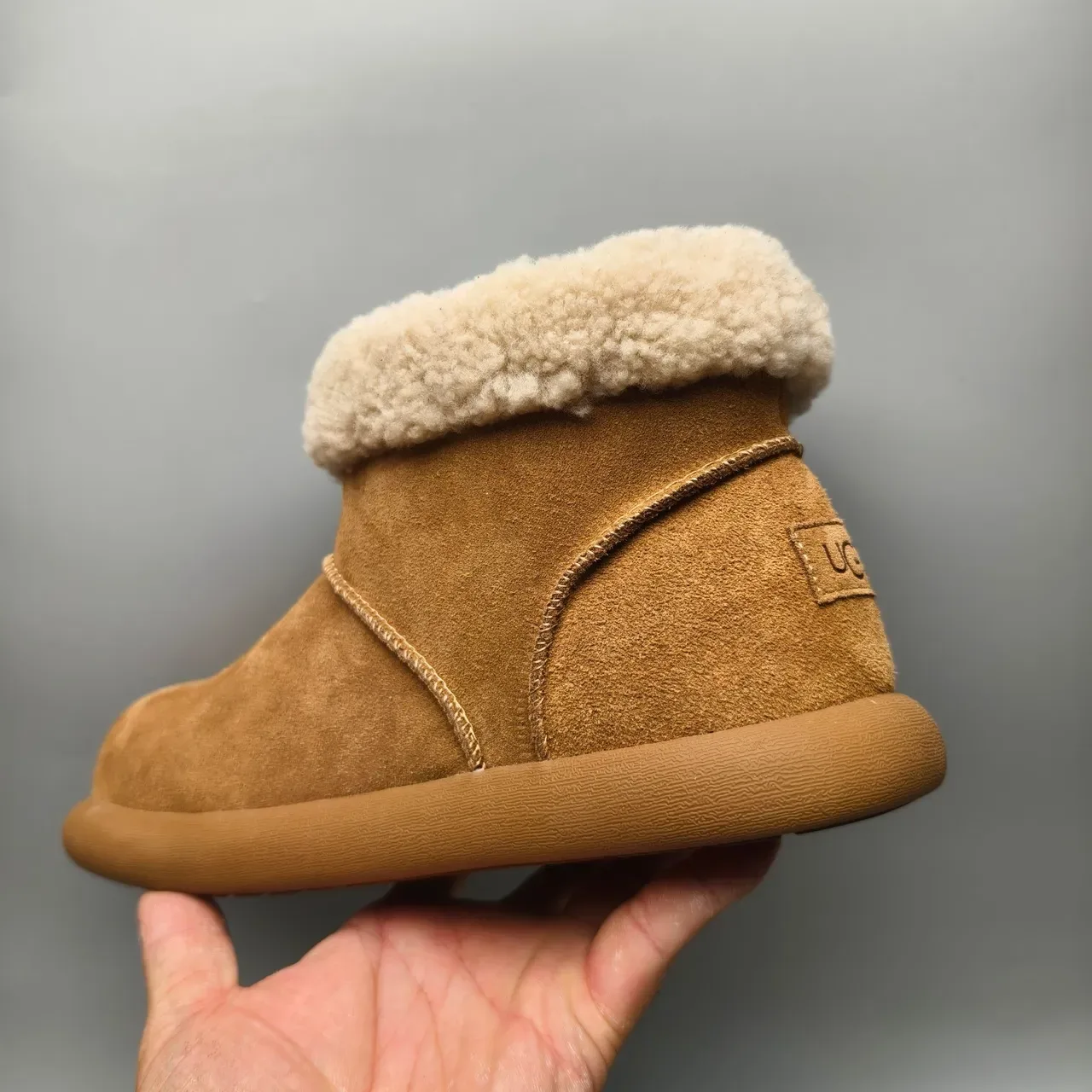 Bottes de neige UGG Classic Mini Tan daim avec manchette shearling 4