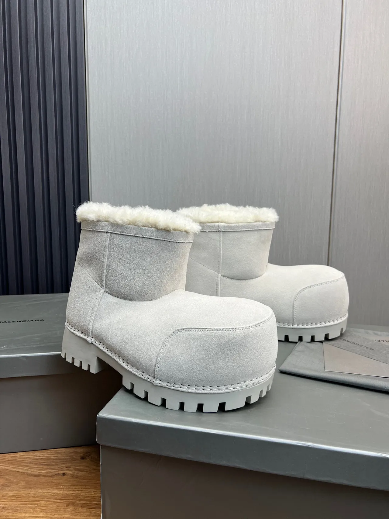 UGG 灰白 麂皮 羊毛内里 翻口 雪靴 3