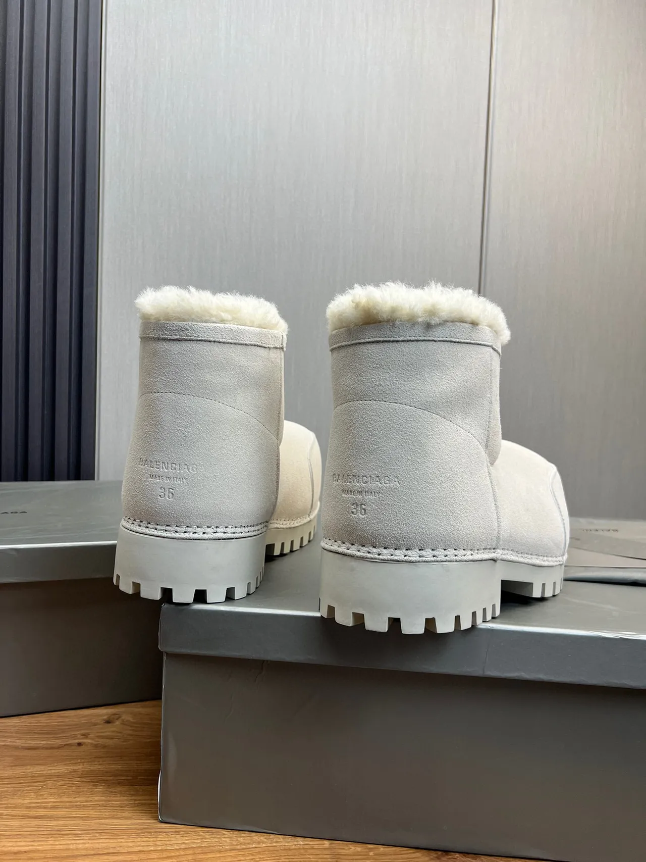 UGG 灰白 麂皮 羊毛内里 翻口 雪靴 4