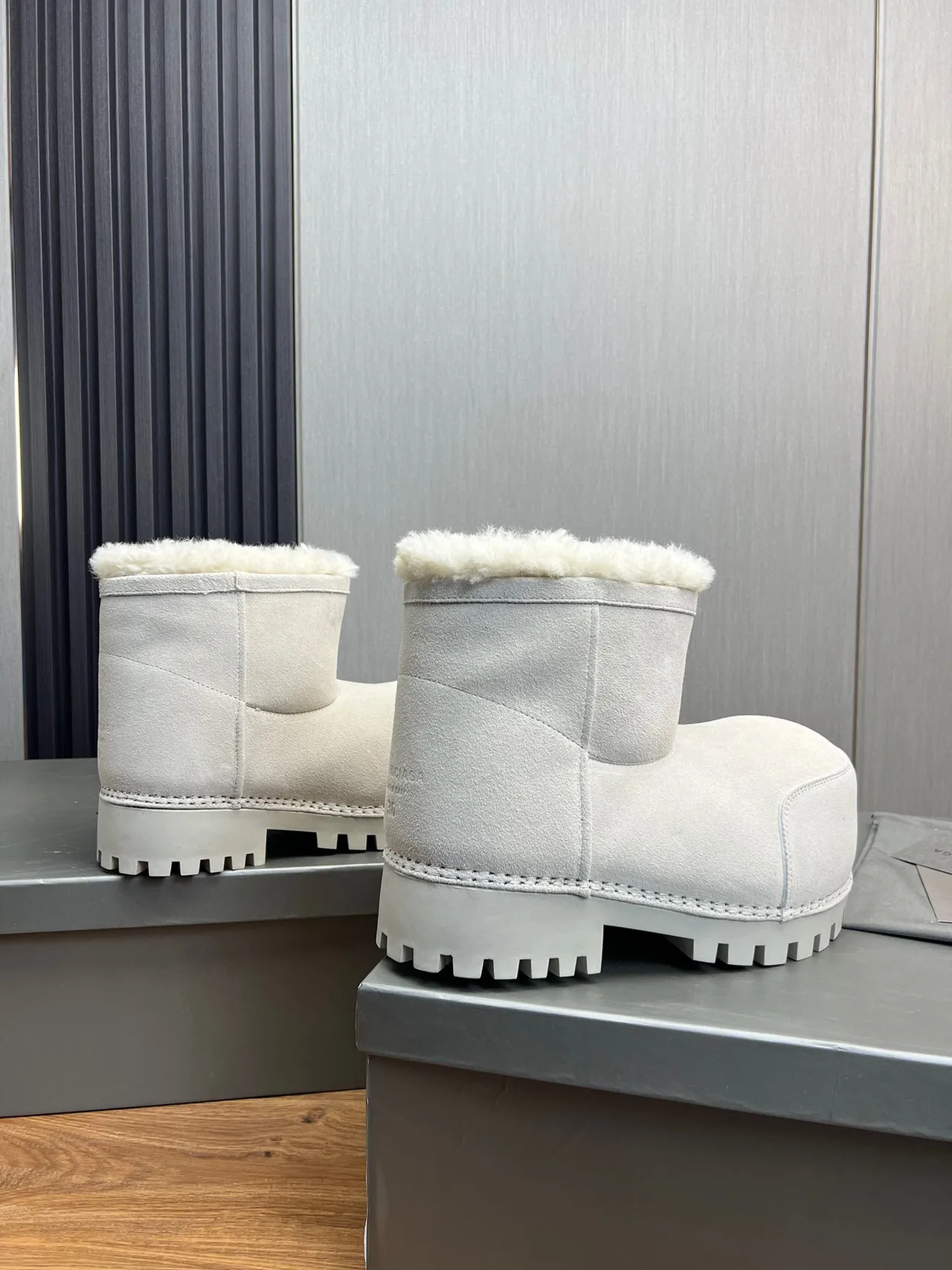 UGG 灰白 麂皮 羊毛内里 翻口 雪靴 5