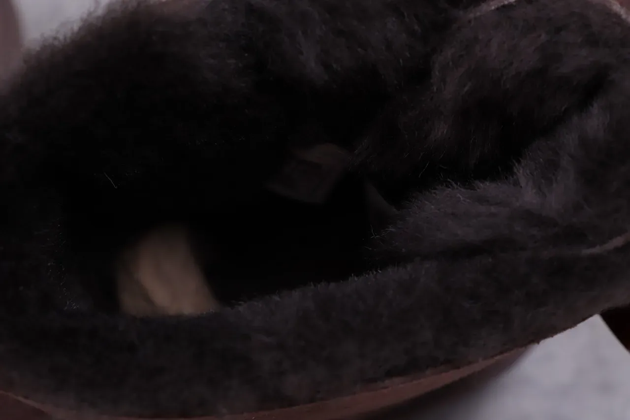 UGG Tasman Botas de Neve Marrom em Camurça Forradas com Pele de Carneiro 2