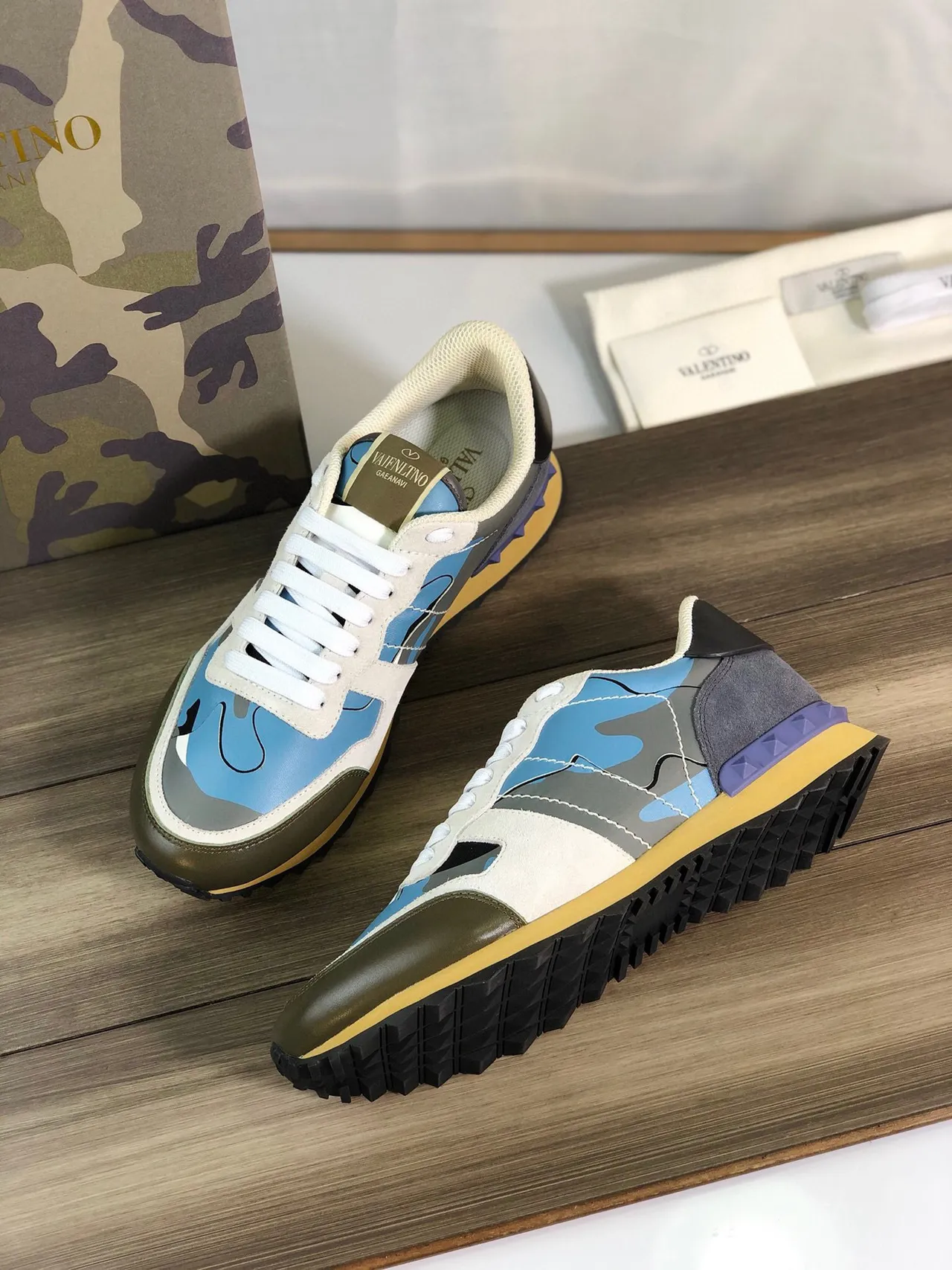 Valentino sneakers com estampado de camuflagem lifestyle 3