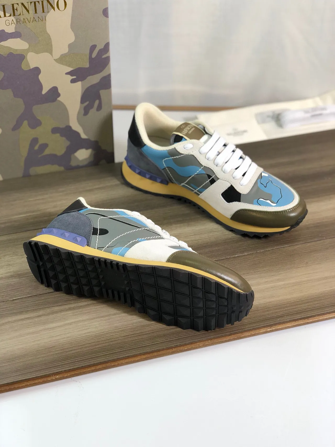 Valentino sneakers com estampado de camuflagem lifestyle 6