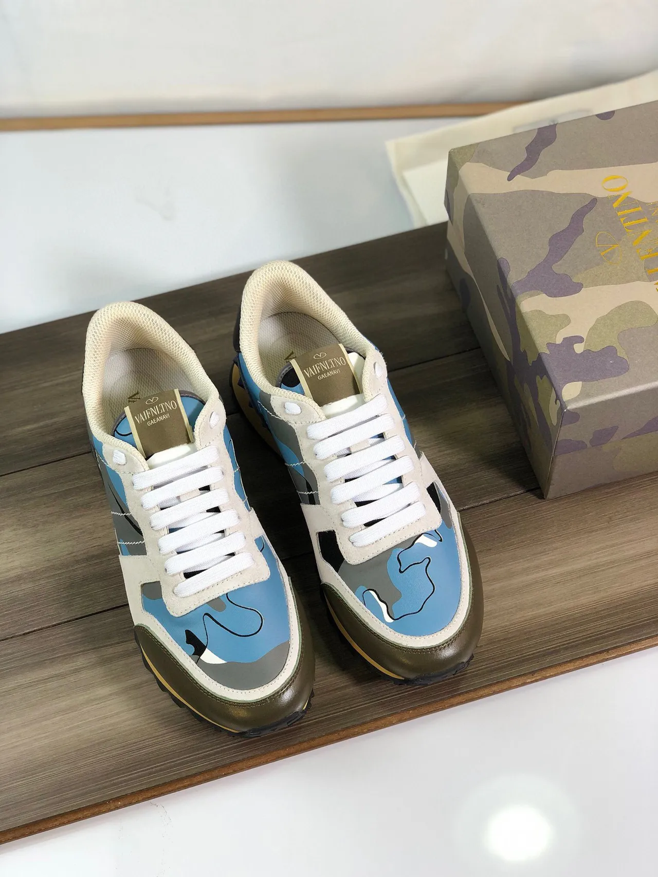 Valentino sneakers com estampado de camuflagem lifestyle 9