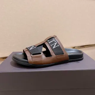 Valentino Garavani VLTN Slide Zapatos de cuero marrón y negro
