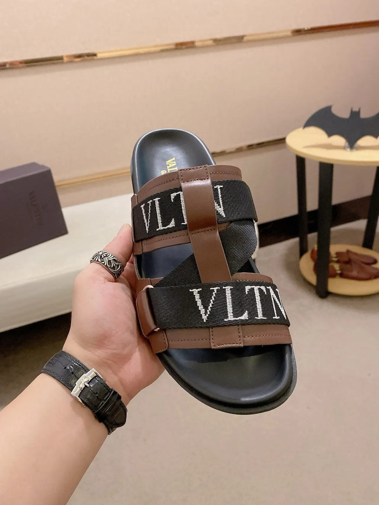 Valentino Garavani VLTN Slide Chaussures en cuir marron et noir 2