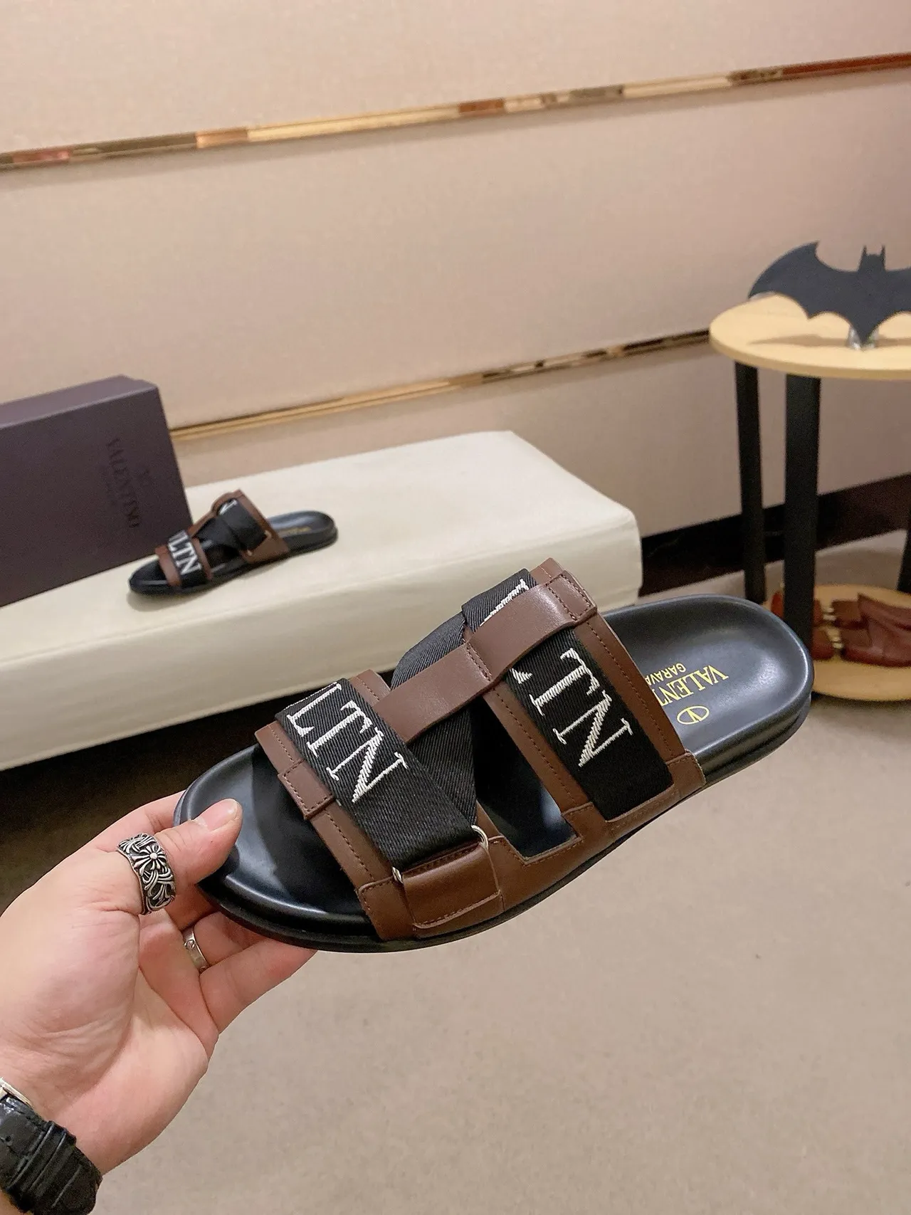 Valentino Garavani VLTN Slide Chaussures en cuir marron et noir 3