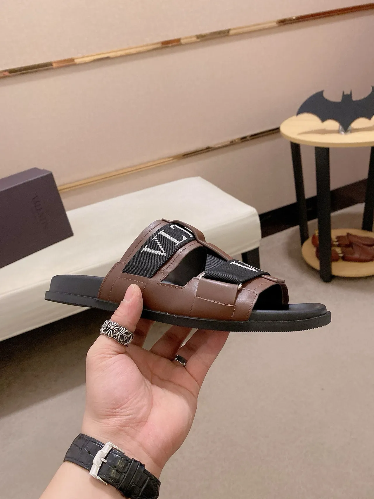 Valentino Garavani VLTN Slide Chaussures en cuir marron et noir 4