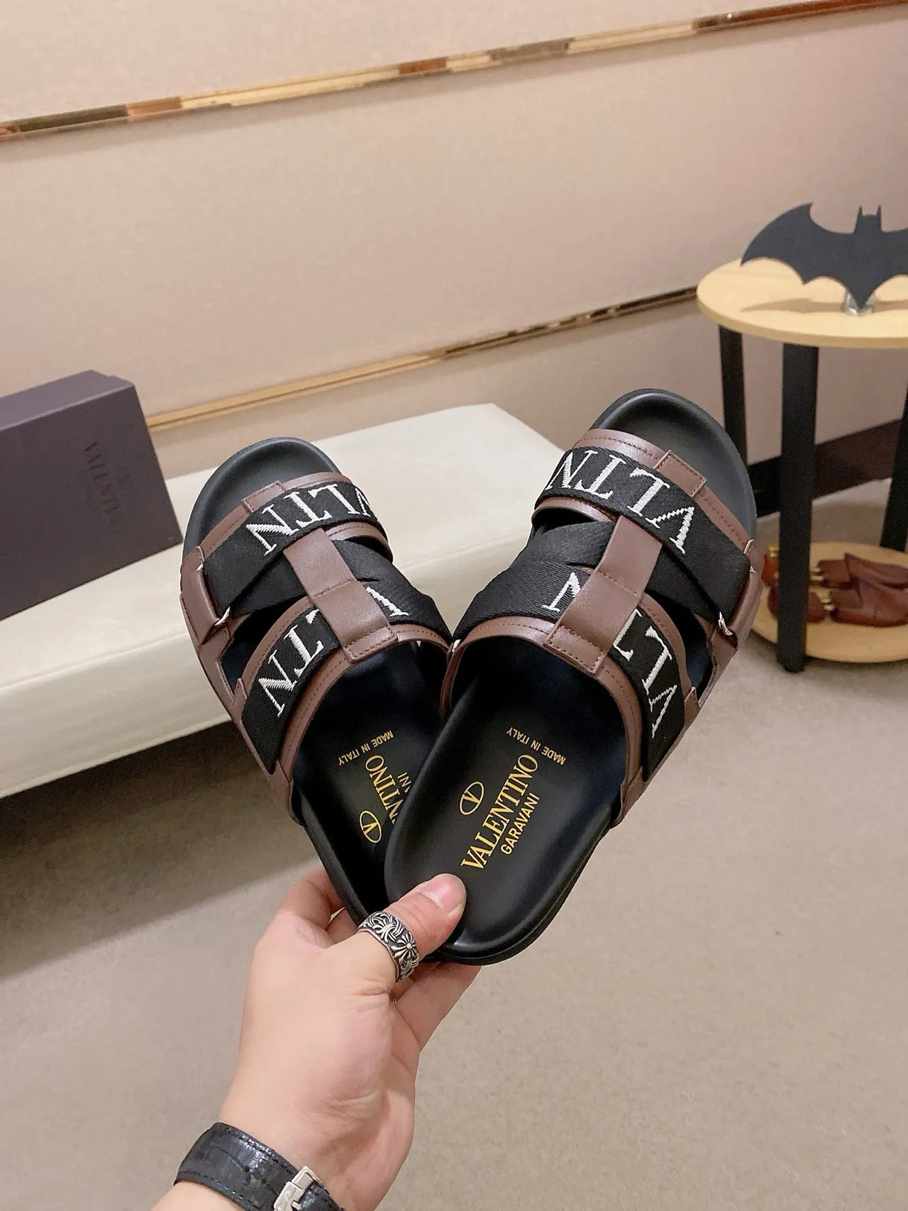 Valentino Garavani VLTN Slide Chaussures en cuir marron et noir 5