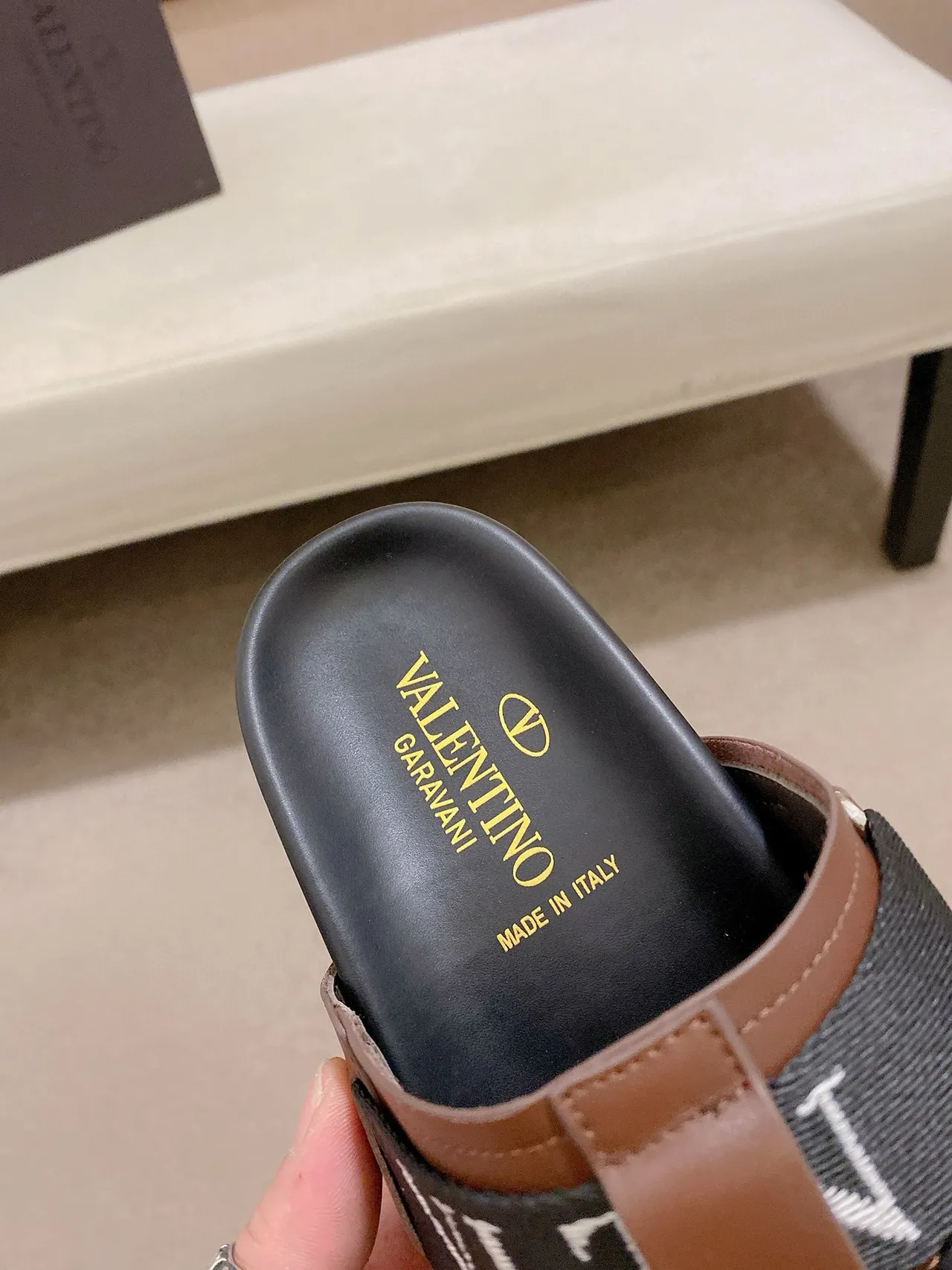 Valentino Garavani VLTN Slide Chaussures en cuir marron et noir 6