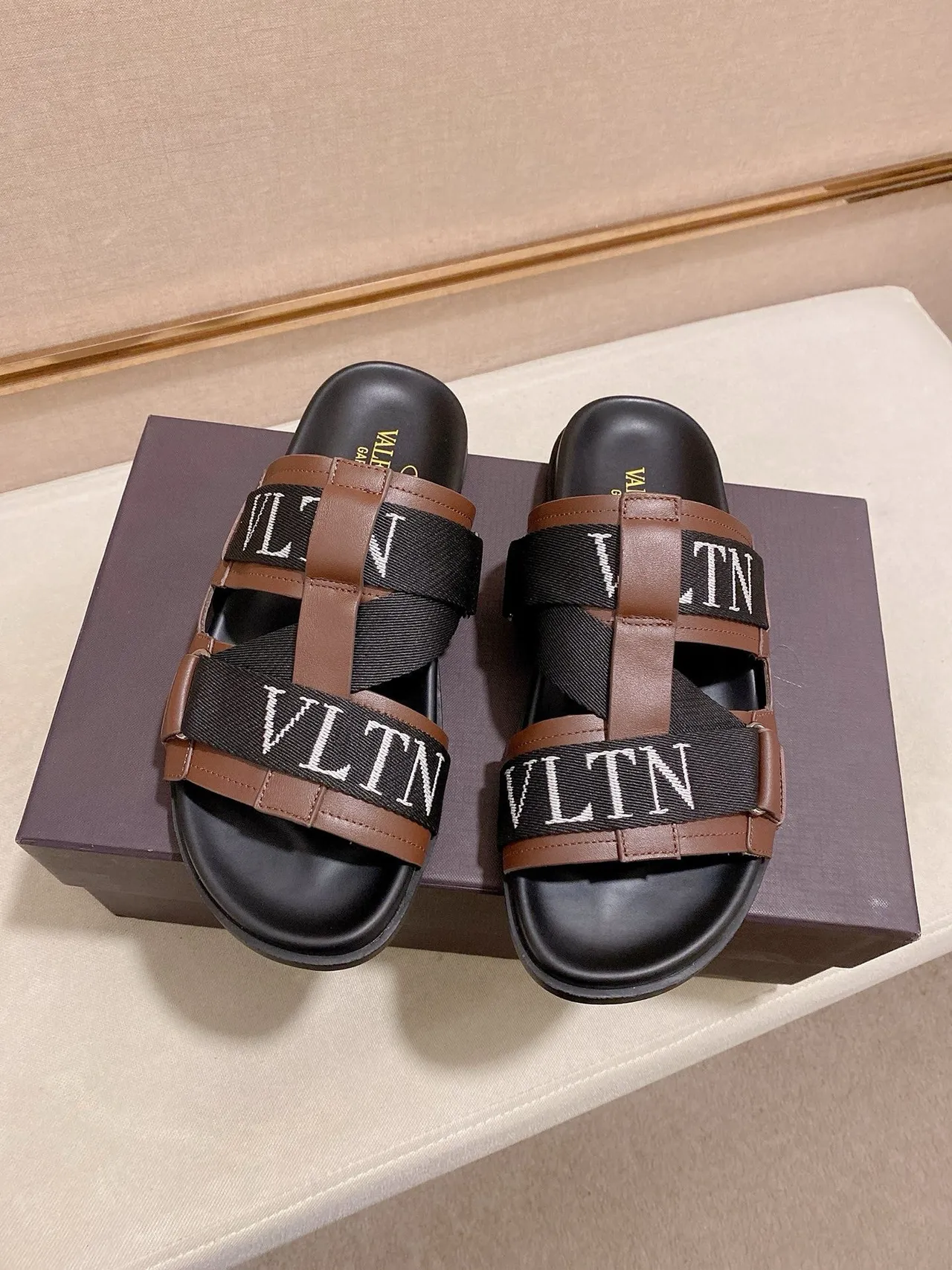 Valentino Garavani VLTN Slide Chaussures en cuir marron et noir 7