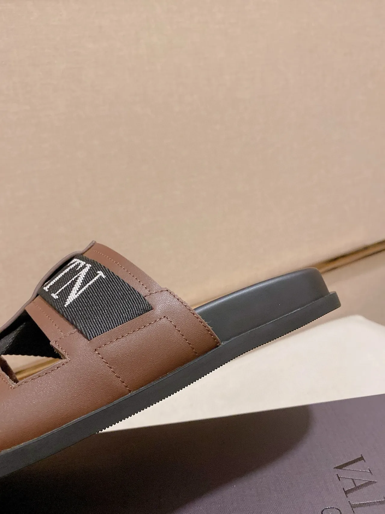 Valentino Garavani VLTN Slide Chaussures en cuir marron et noir 8