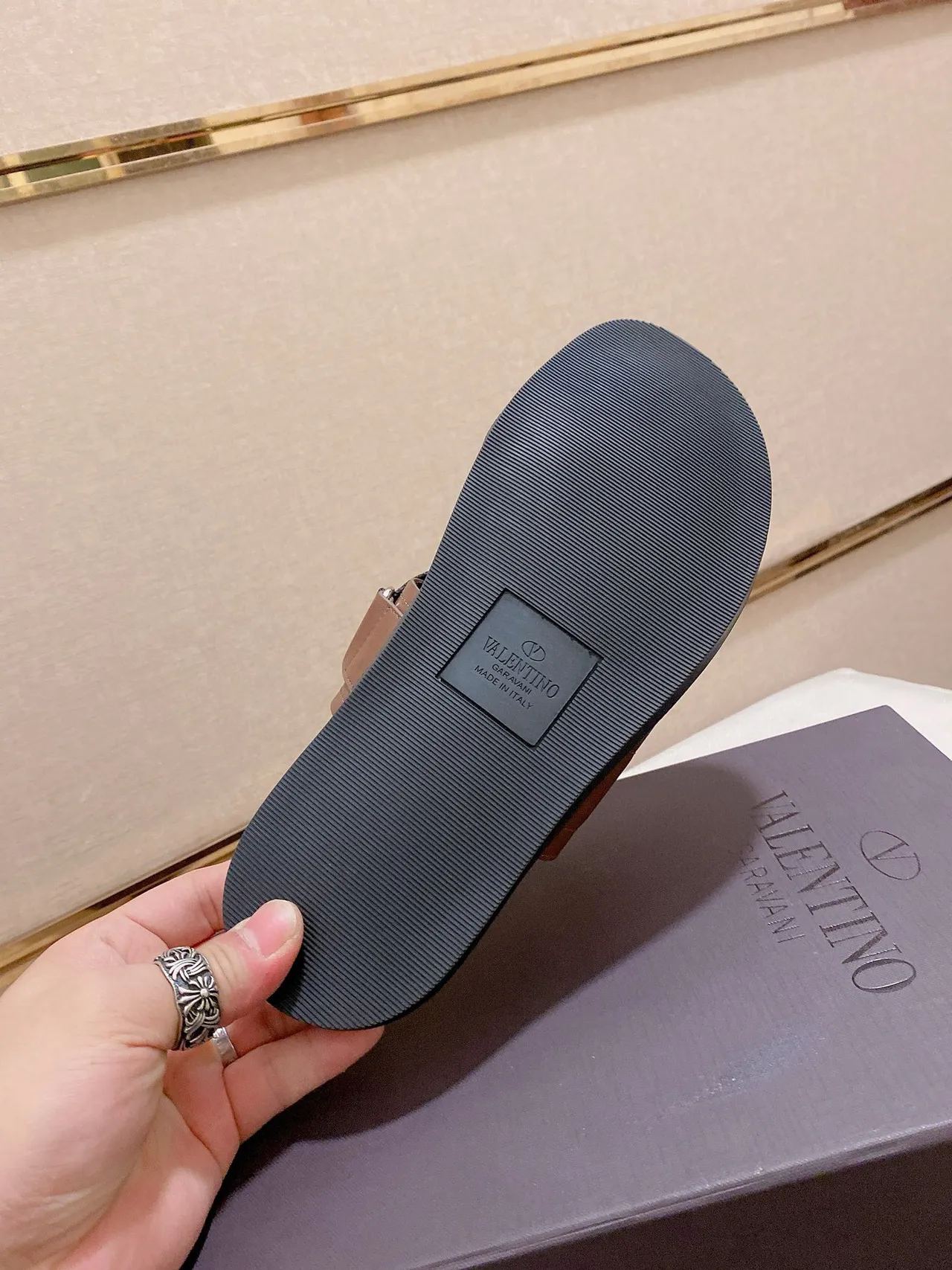 Valentino Garavani VLTN Slide Chaussures en cuir marron et noir 9