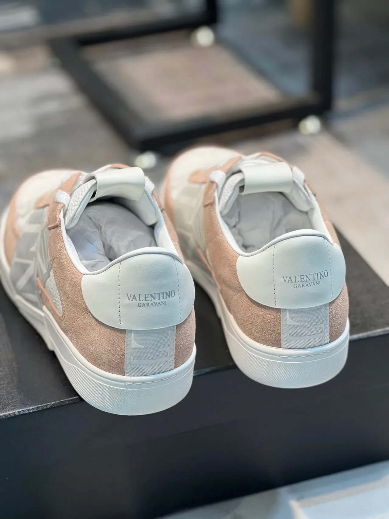 Valentino Garavani VLTN Sneakers Lifestyle Beige et Blanc 2