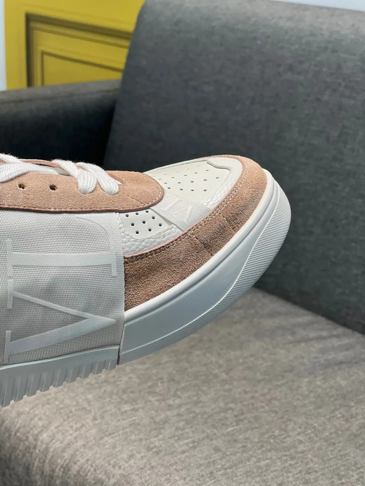 Valentino Garavani VLTN Sneakers Lifestyle Beige et Blanc 3