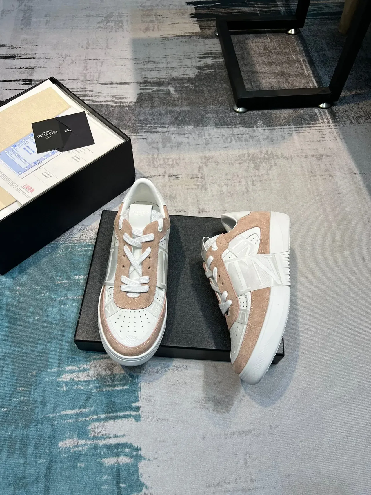 Valentino Garavani VLTN Sneakers Lifestyle Beige et Blanc 4