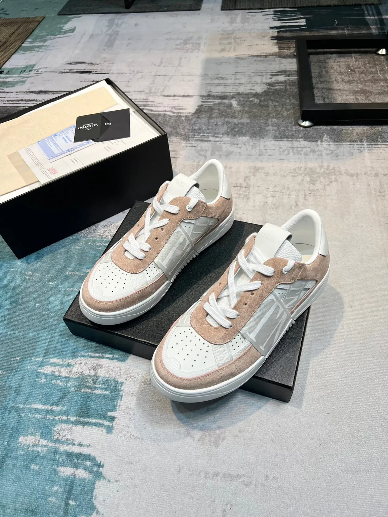 Valentino Garavani VLTN Sneakers Lifestyle Beige et Blanc 5