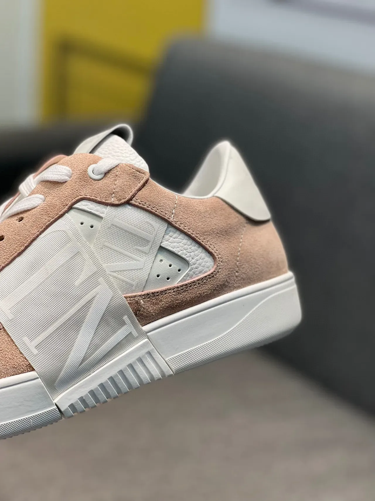Valentino Garavani VLTN Sneakers Lifestyle Beige et Blanc 7