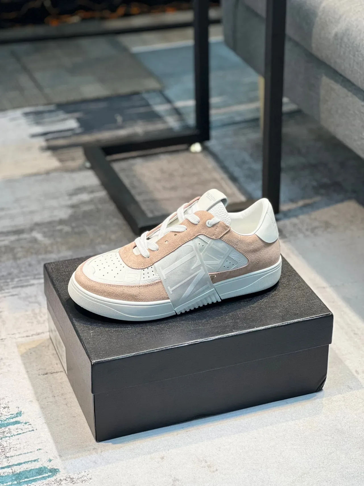 Valentino Garavani VLTN Sneakers Lifestyle Beige et Blanc 8