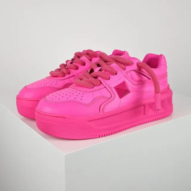 Valentino Sneakers lifestyle rose monocromatique avec détails de clous en pyramide 2