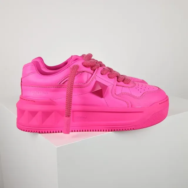 Valentino Sneakers lifestyle rose monocromatique avec détails de clous en pyramide 3
