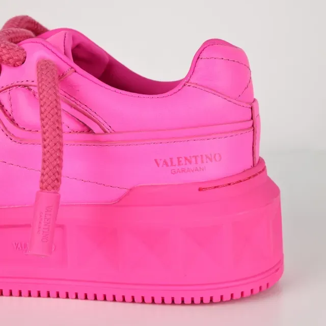 Valentino Sneakers lifestyle rose monocromatique avec détails de clous en pyramide 4