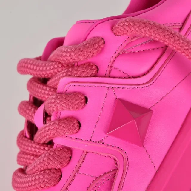 Valentino Sneakers lifestyle rose monocromatique avec détails de clous en pyramide 6