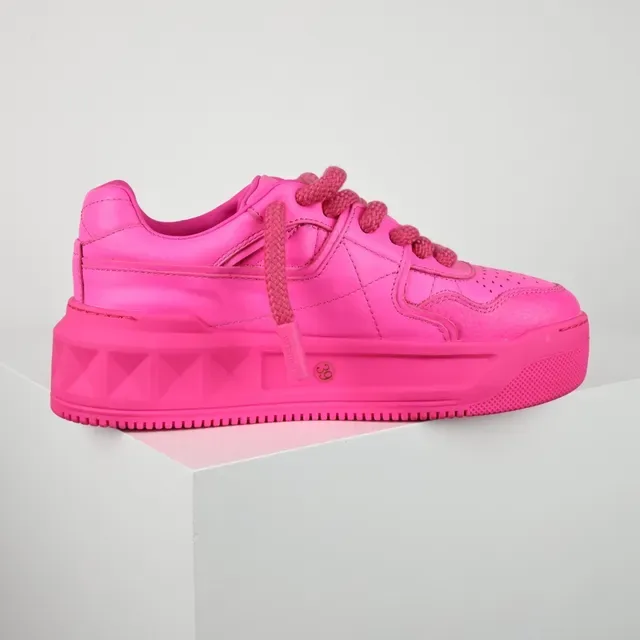 Valentino Sneakers lifestyle rose monocromatique avec détails de clous en pyramide 7