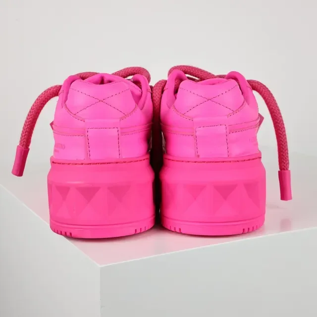 Valentino Sneakers lifestyle rose monocromatique avec détails de clous en pyramide 8