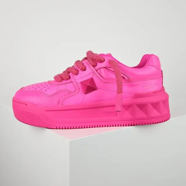 Valentino Sneakers lifestyle rose monocromatique avec détails de clous en pyramide 9