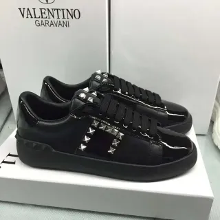 Valentino Rockstud 黑色漆皮和哑光皮革平台生活方式运动鞋