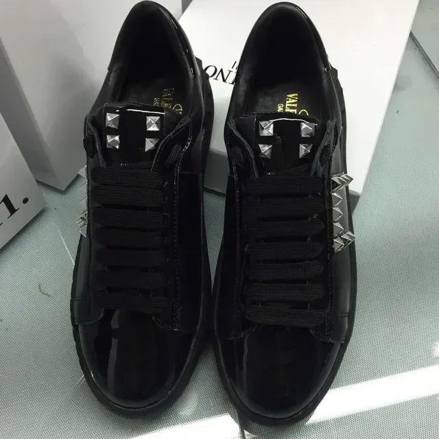 Valentino Rockstud Tênis Lifestyle de Plataforma em Couro Preto Patentado e Fosco 2