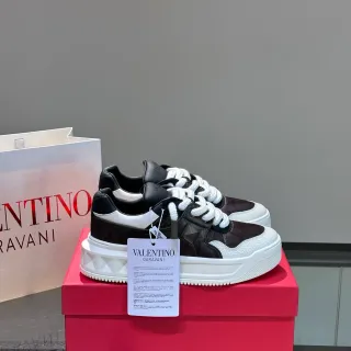 Valentino Rockstud negras y blancas suela plataforma Pyramid Hardware Chunky Sneakers