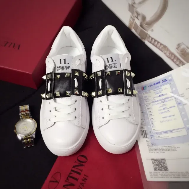 Valentino Rockstud Untitled Tênis Lifestyle Branco e Preto com tachas 2