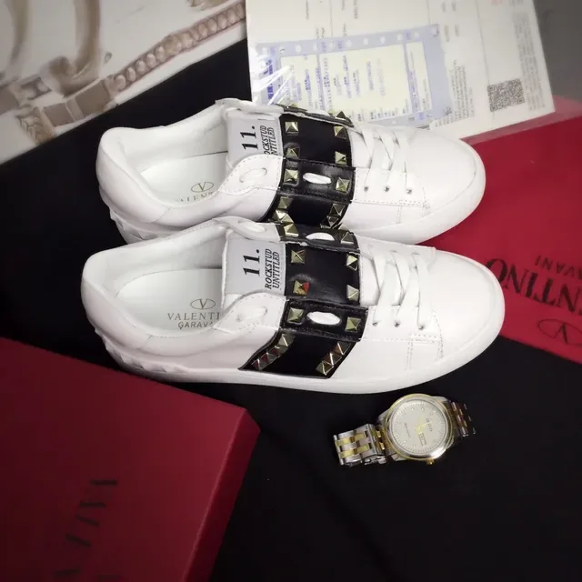Valentino Rockstud Untitled Tênis Lifestyle Branco e Preto com tachas 3