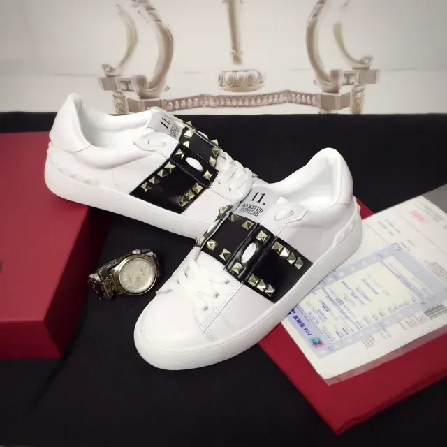 Valentino Rockstud Untitled Tênis Lifestyle Branco e Preto com tachas 4