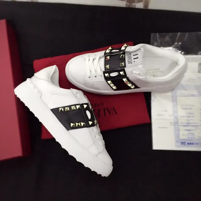 Valentino Rockstud Untitled Tênis Lifestyle Branco e Preto com tachas 5