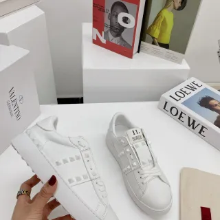 Valentino Rockstud Untitled سنيكرز أسلوب حياة جلد أبيض ستد هرمي