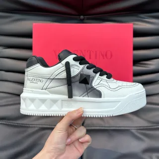 Valentino Rockstud Zapatillas Lifestyle de Cuero Blanco y Gris