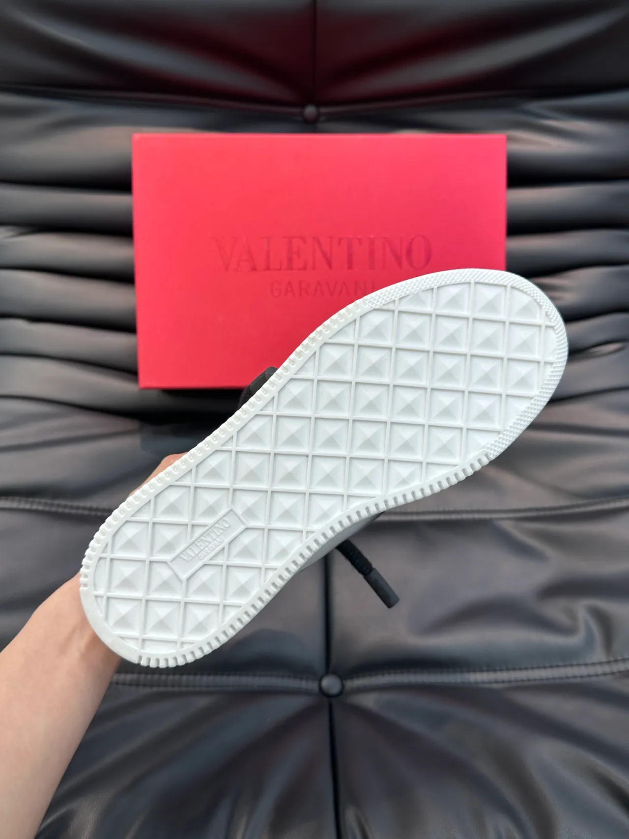 Valentino Rockstud Sneakers Lifestyle en Cuir Blanc et Gris 2