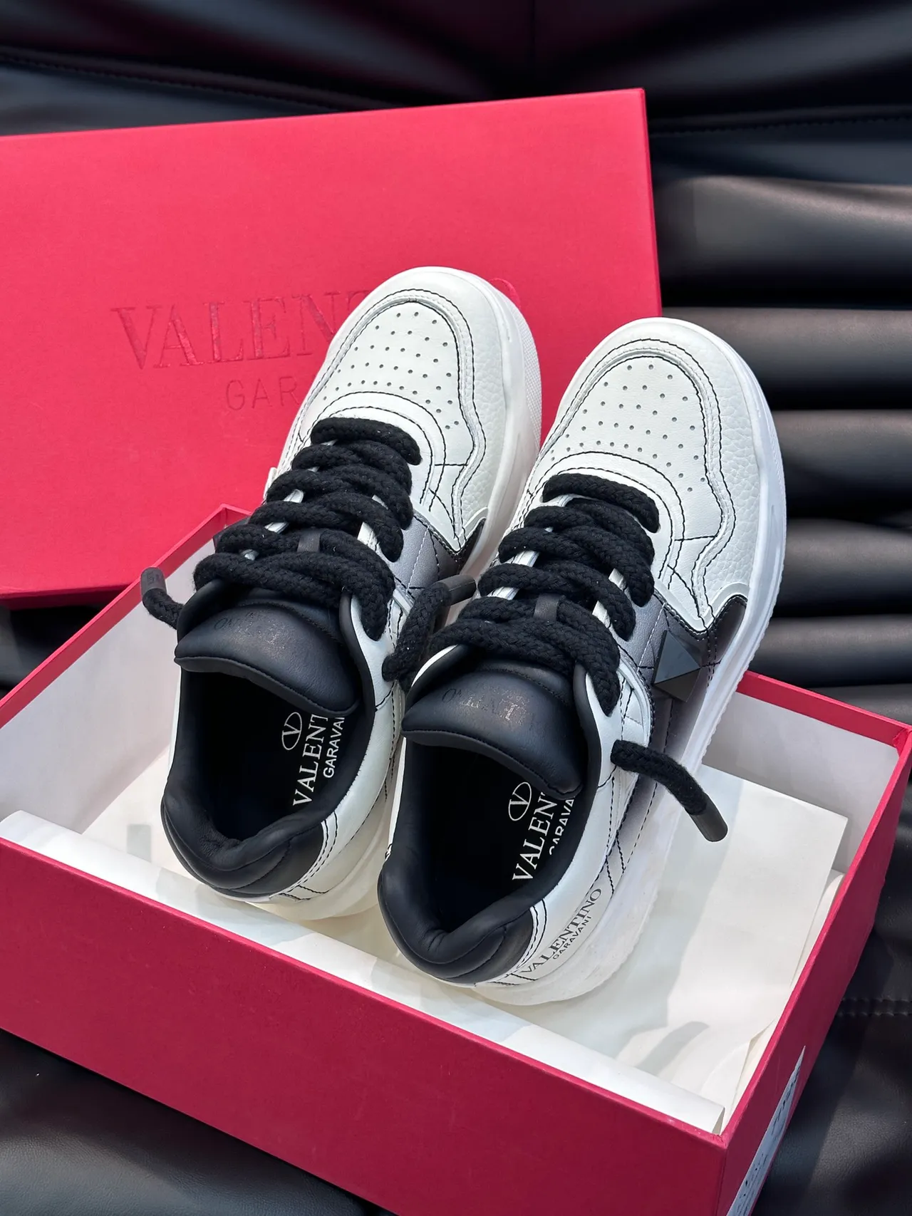 Valentino Rockstud Sneakers Lifestyle en Cuir Blanc et Gris 3
