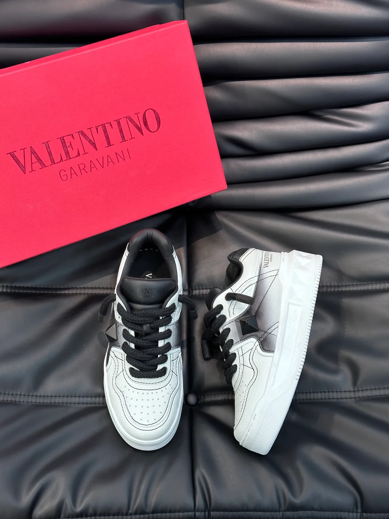 Valentino Rockstud Sneakers Lifestyle en Cuir Blanc et Gris 4